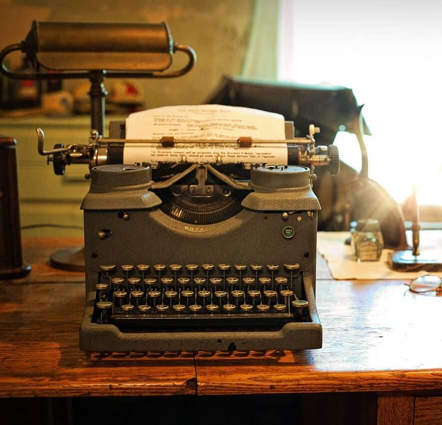 typewriter, desk, vintage-2095754.jpg